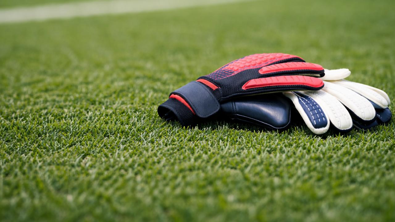 人工芝の質感がわかるクローズアップ、上にグローブを置いて耐久性を連想させる構図